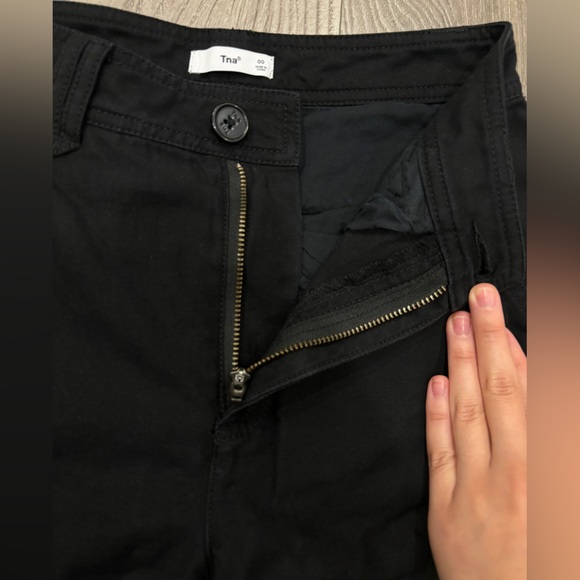 ARITZIA TNA Size 00 Dayton Cargo Shorts Long Black Cotton Lightweight Women - Picture 2 of 13